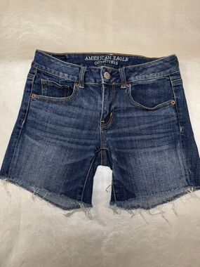 American Eagle Outfitters Dark Wash Blue Frayed Hem Denim MIDI Shorts. Size 4